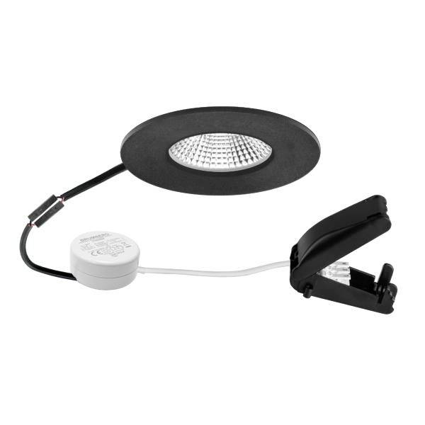 Czarna, wpuszczana lampa LED z wbudowanym sterownikiem, przewodem i klipem sprężynowym do montażu w suficie.