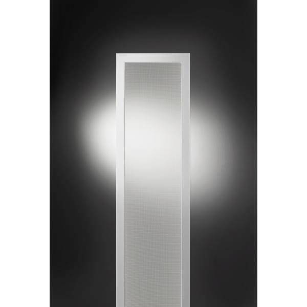 Wysoki biały prostokątny panel wentylacyjny lub głośnika wyśrodkowany na ciemnym tle ze słabym połyskiem reflektora za nim.
