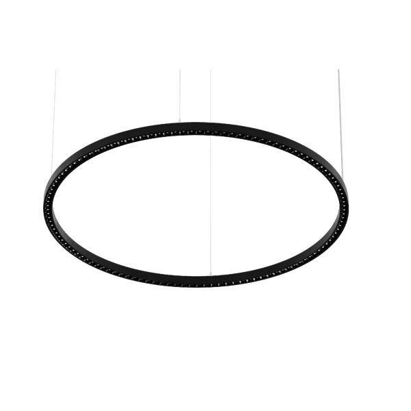 Czarna owalna wisząca lampa w kształcie pierścienia zawieszona na cienkich drutach na białym tle.