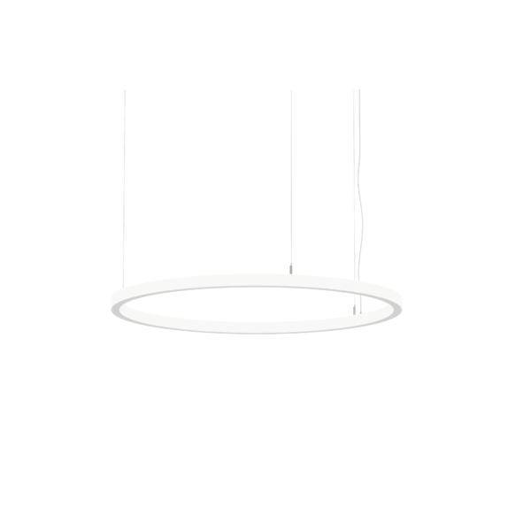 Minimalistyczna biała lampa wisząca z pierścieniowym abażurem zawieszana na cienkich sznurkach na zwykłym białym tle.