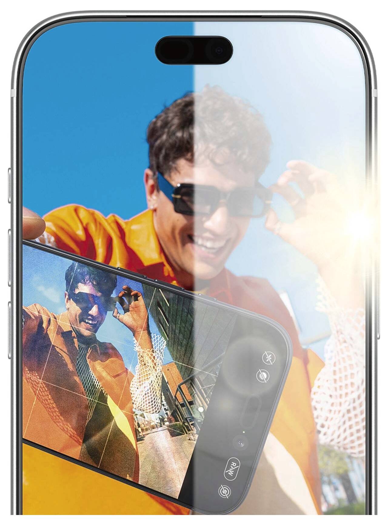 Zbliżenie smartfona wyświetlającego kolorową selfie z zewnątrz uśmiechającego się mężczyzny w okularach przeciwsłonecznych i pomarańczowej kurtce, ze słonecznym gwiazdorem.