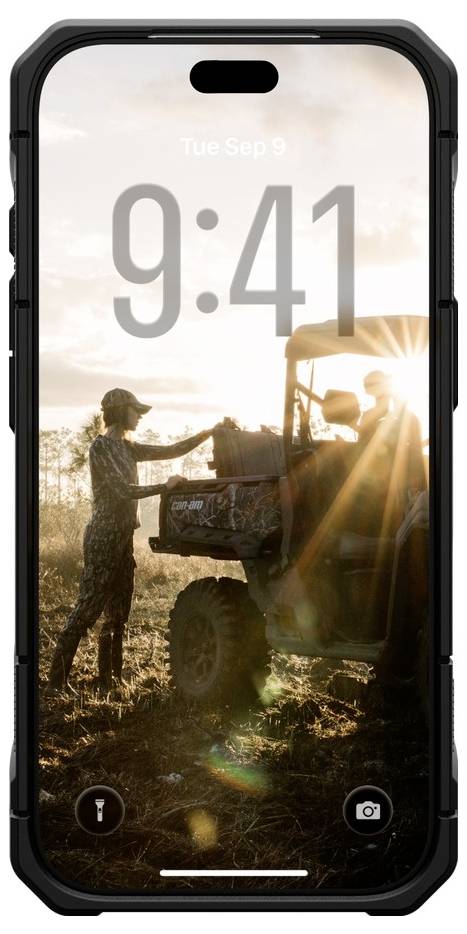 Ekran blokady iPhone'a wyświetlający "Wto Wrz 9" i 9:41 nad zdjęciem zachodu słońca przedstawiającym dwóch ludzi obok pojazdu terenowego w polu.