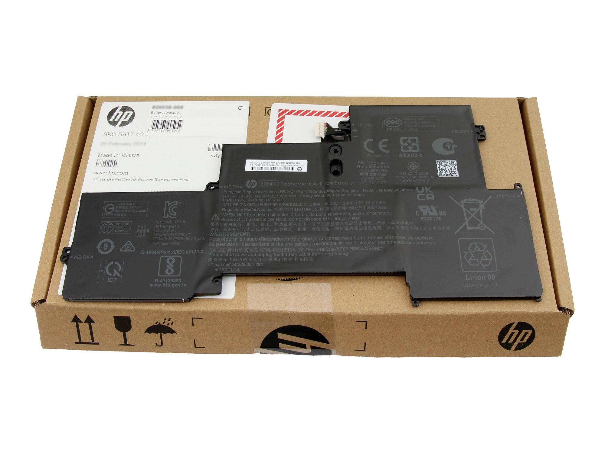 Kilka czarnych baterii do laptopów HP ułożonych na tekturowym pudełku wysyłkowym, z widocznymi etykietami produktów.