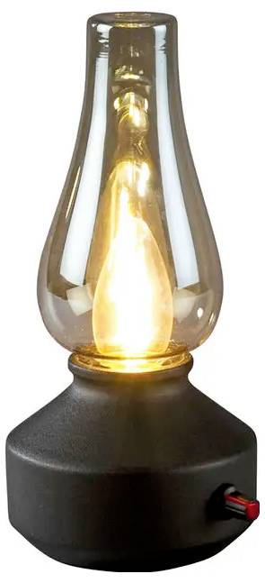 Stylizowana na vintage olejowa lampa z szklanych kominem i świecącym płomieniem na ciemnej podstawie z małym czerwonym guzikiem sterowania.