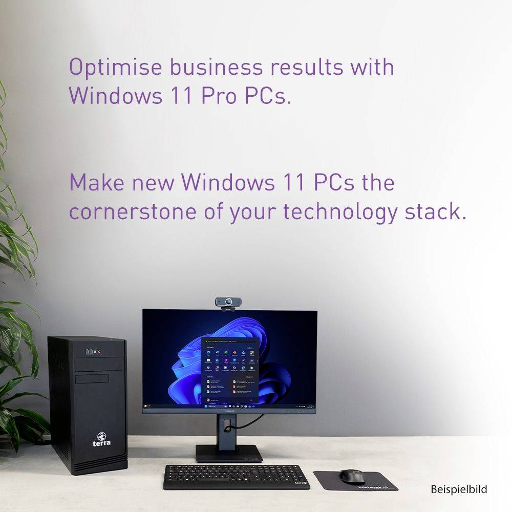 Biuro promocyjne wyposażone w komputer stacjonarny, monitor, klawiaturę, mysz i kamerę internetową; tekst mówi: „Optymalizuj wyniki biznesu dzięki komputerom Windows 11 Pro" i „Uczyń nowe komputery Windows 11 fundamentem swojego stosu technologicznego".