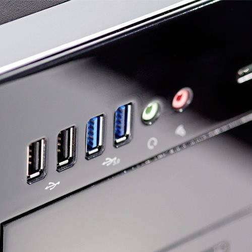 Zbliżenie panelu wejścia/wyjścia z przodu komputera z portami USB i gniazdzami audio, pokazujące możliwości łączności.