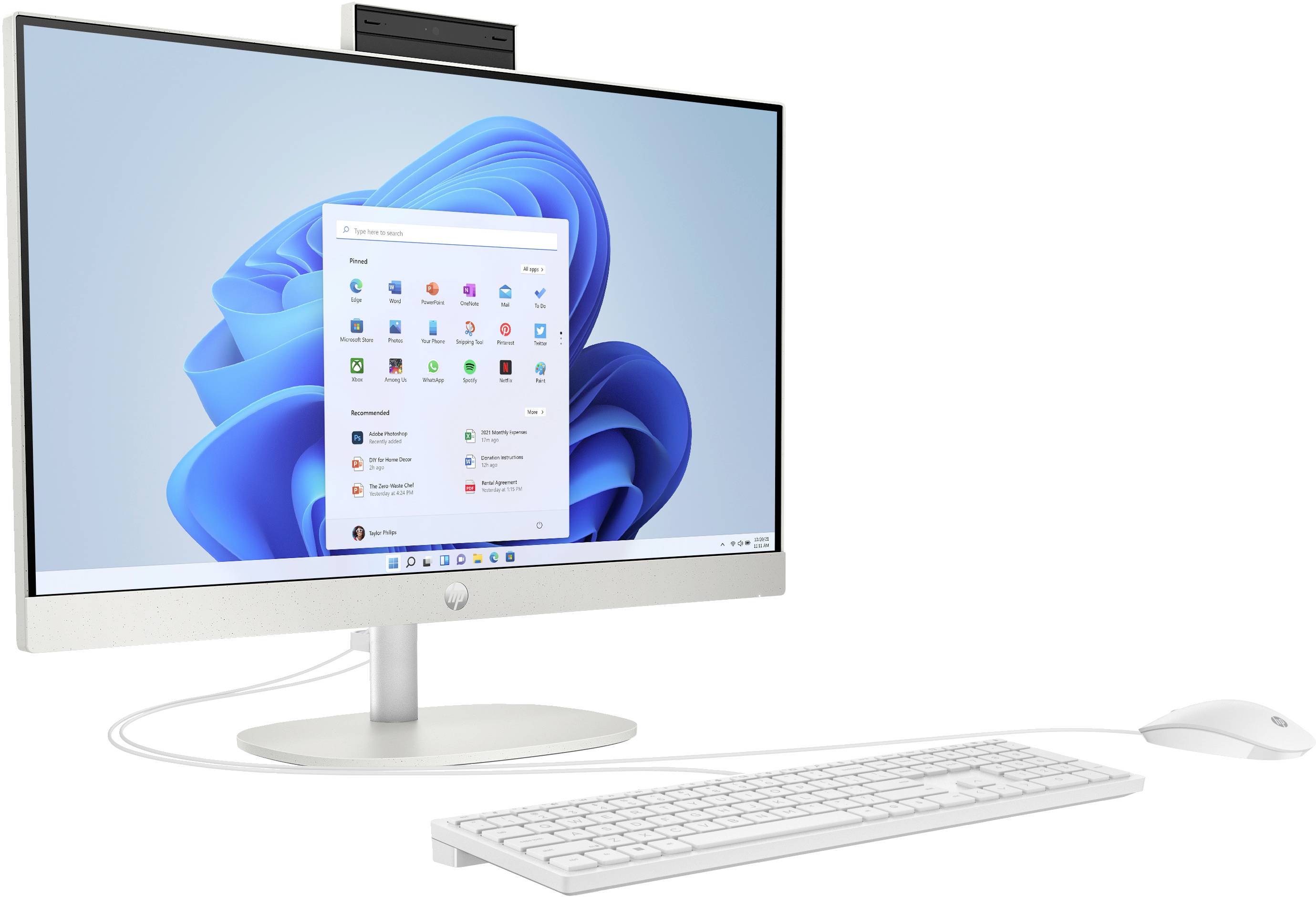 Komputer stacjonarny typu all-in-one wyświetlający menu Start systemu Windows 11, z klawiaturą i myszą na białym tle.