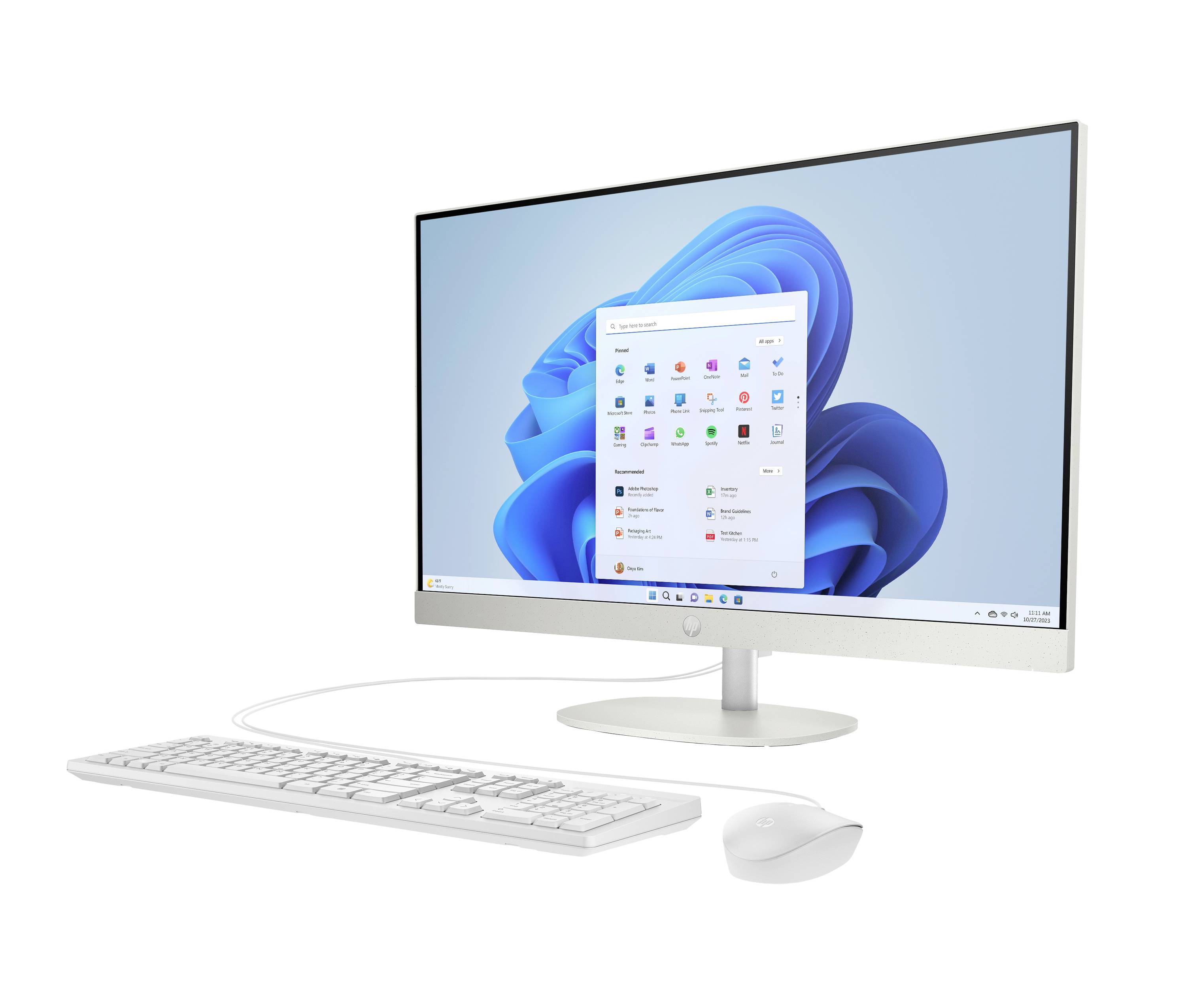 Biały komputer stacjonarny typu all-in-one z otwartym systemem Windows 11 na ekranie, pokazany z klawiaturą i myszą na jednolitym tle.