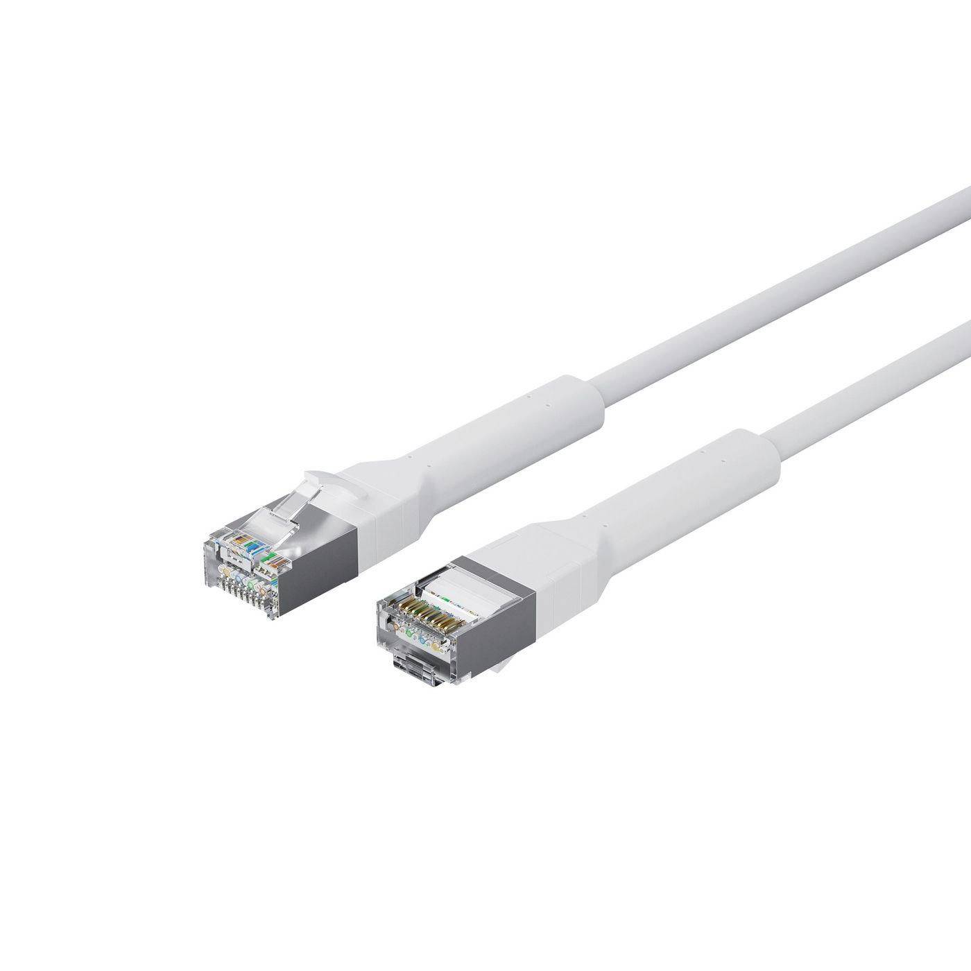 Dwa białe kable Ethernet z złączami RJ45 na białym tle.