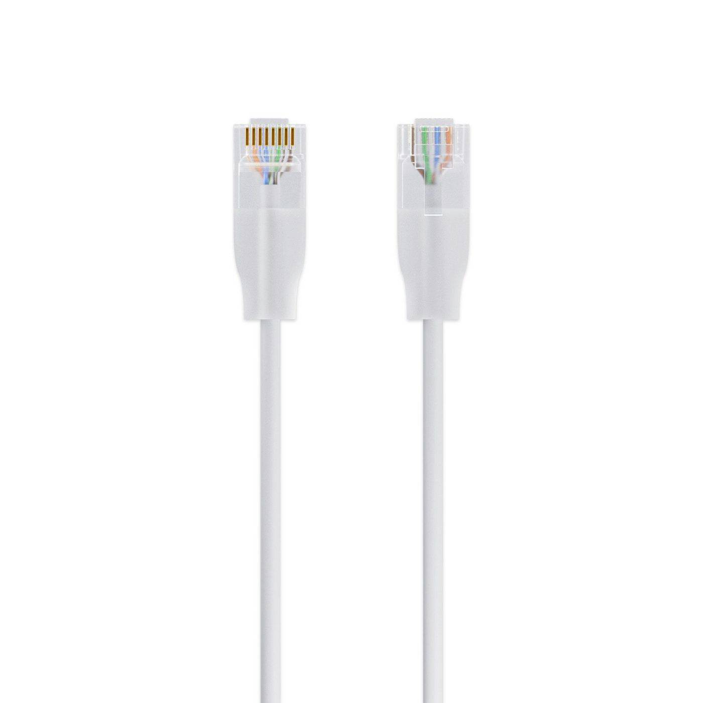 Dwa białe kable Ethernet z złączami RJ45 pokazane obok siebie na białym tle.