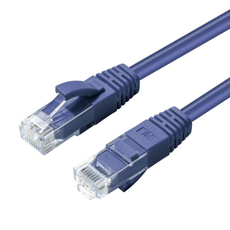 Dwie niebieskie kable sieciowe Ethernet z złączami RJ45 na białym tle.