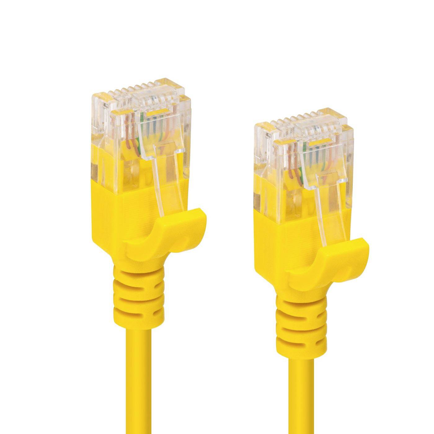Dwa żółte kable sieciowe Ethernet z przezroczystymi złączami RJ45 na białym tle.