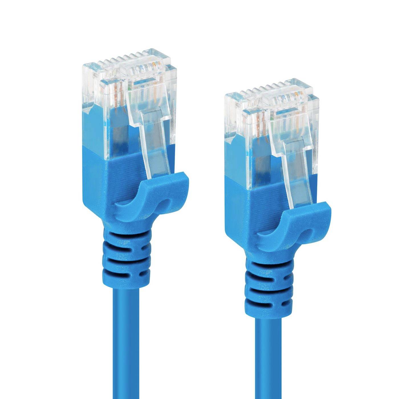 Dwa niebieskie kable sieciowe Ethernet z złączami RJ45 na białym tle.
