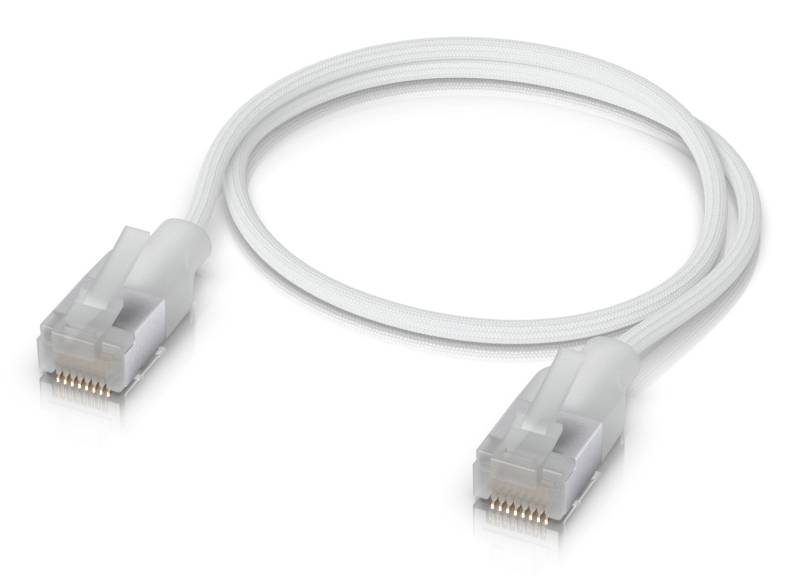 Biały kabel Ethernet z złączami RJ45 na obu końcach, pokazany zawinięty na białym tle.
