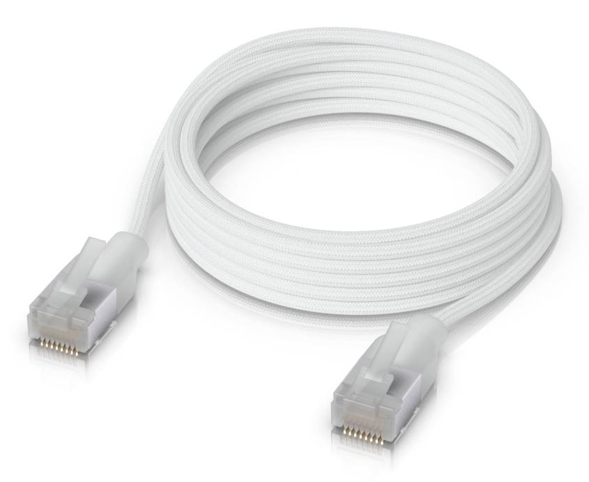 Biały kabel sieciowy Ethernet zwinięty na białym tle z widocznymi złączami RJ45 na obu końcach.