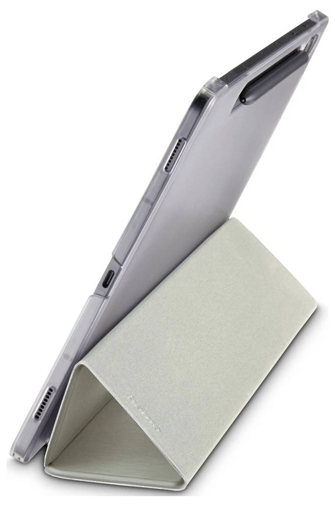 Tablet w lekkim szarym składanym pokrowcu, ustawiony pod kątem jak podpórka na białym tle.