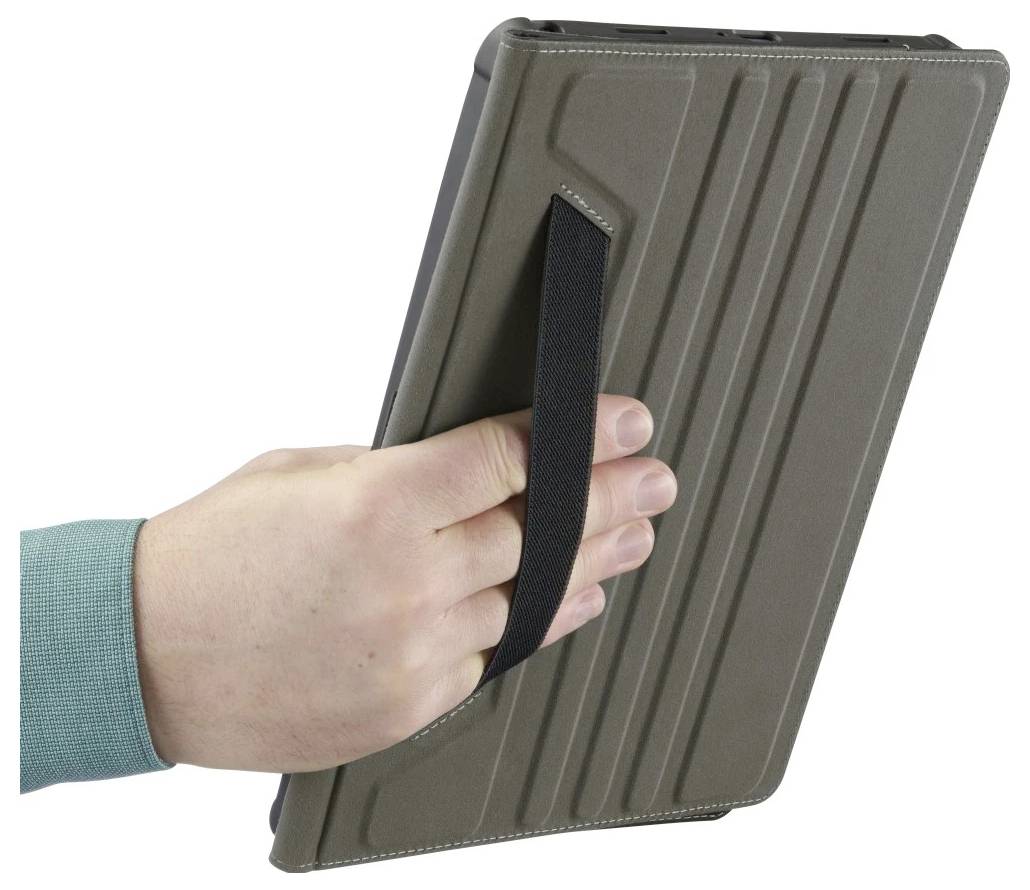 Ręka trzymająca tablet w szarej ochronnej etui z tylnym paskiem, pokazana na białym tle.