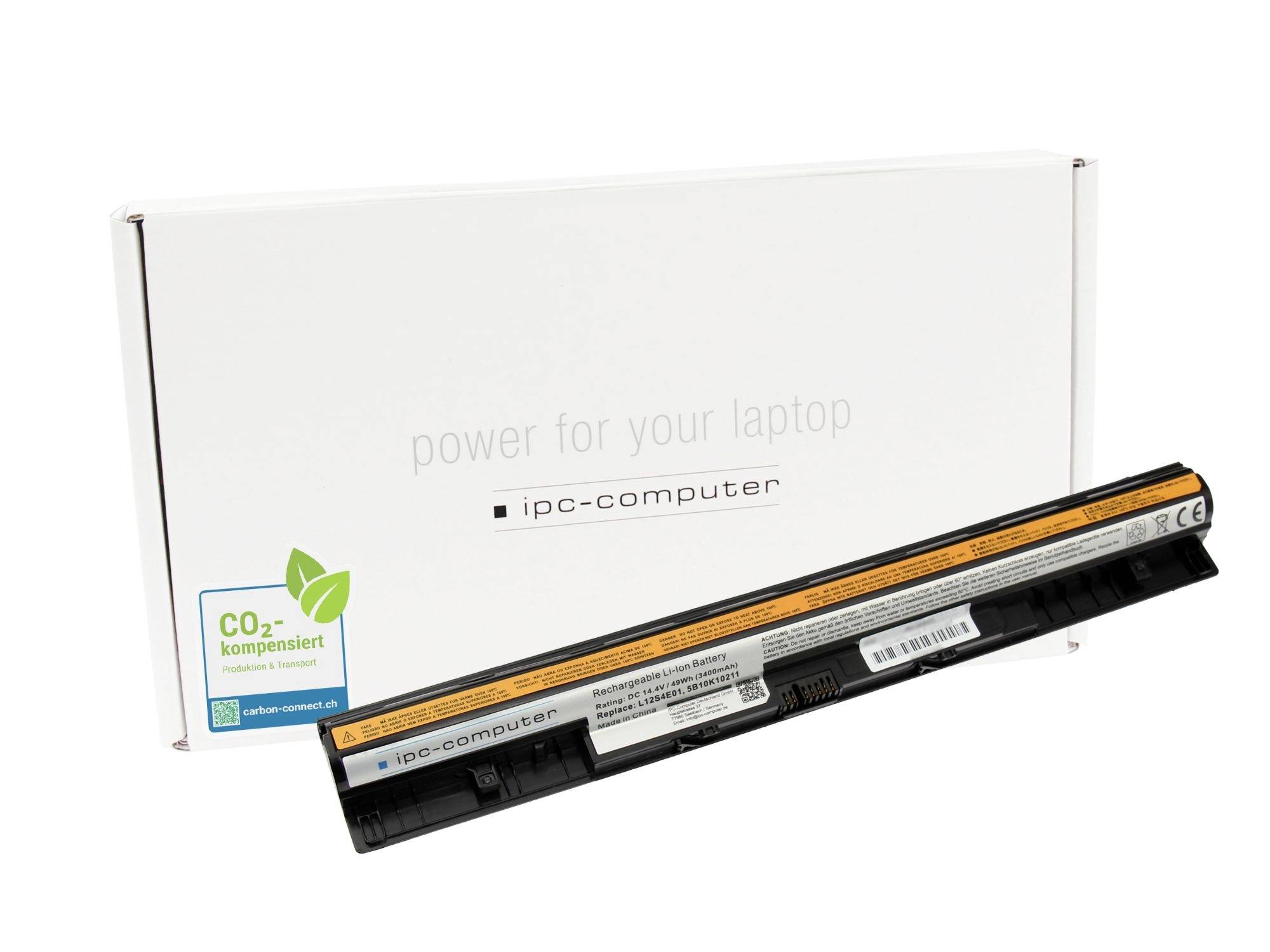 Pakiet baterii do laptopa przed białym pudełkiem oznaczonym 'power for your laptop' i 'ipc-computer', ze znaczkiem 'CO2 kompensiert'.