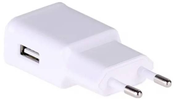 Biała ładowarka sieciowa USB z dwoma okrągłymi bolcami wtyczki europejskiej i portem USB-A z boku