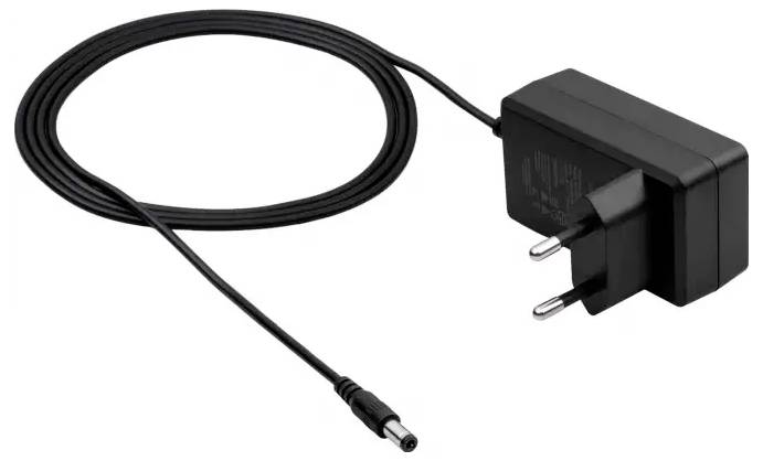 Czarny adapter zasilający z europejską wtyczką i kablelem złącza baryłkowego na białym tle