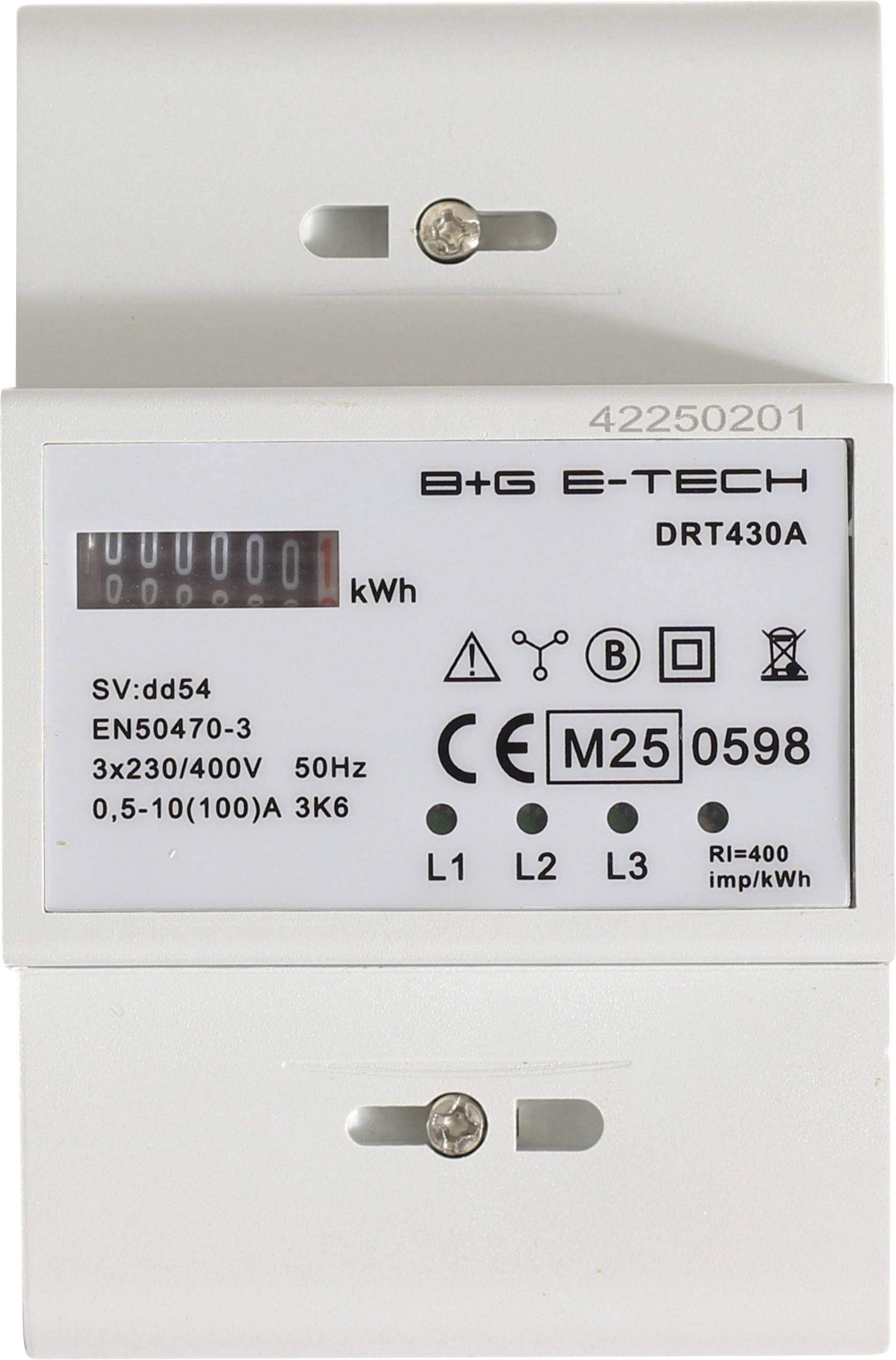 Zbliżenie licznika elektrycznego B+G E-Tech pokazujące odczyt kWh i wskaźniki trzech faz, z modelem DRT430A i numerem seryjnym 42250201.