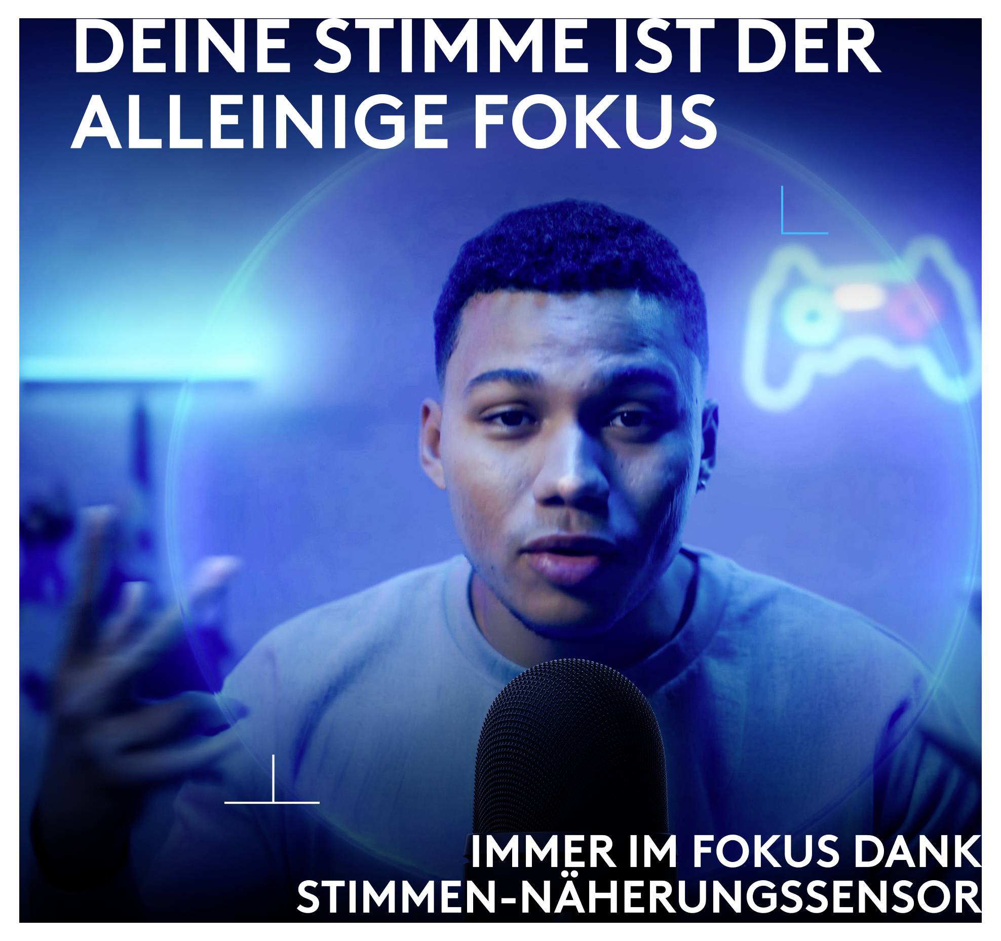Mężczyzna mówiący do mikrofonu w granatowo oświetlonej konfiguracji do gier, z polskim tekstem czytającym 'TWÓJ GŁOS JEST JEDYNYM FOKUSEM' i 'ZAWSZE W FOKUSIE DZIĘKI CZUJNIKOWI ZBLIŻENIA GŁOSU'.