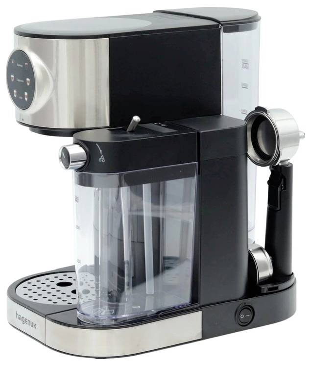 Czarno-srebrny ekspres do espresso z wbudowaną cappuccinatorką, tacką na ociekającą wodę i zbiornikiem wody na białym tle.