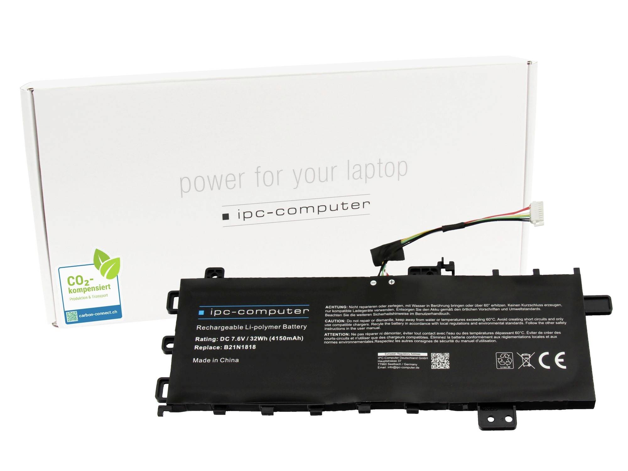 Zastępca baterii laptopa pokazany z przodu jego białego pudełka komputera IPC etykietą „zasilanie dla twojego laptopa" i „CO2 kompensiert".