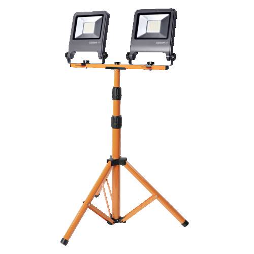 Podwójne reflektory LED na regulowanym pomarańczowym statywie tripodowym, używane jako przenośne światło robocze.