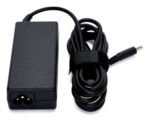 Czarny adapter zasilający do laptopa z przewodem spiralnym i złączem baryłkowym na białym tle.