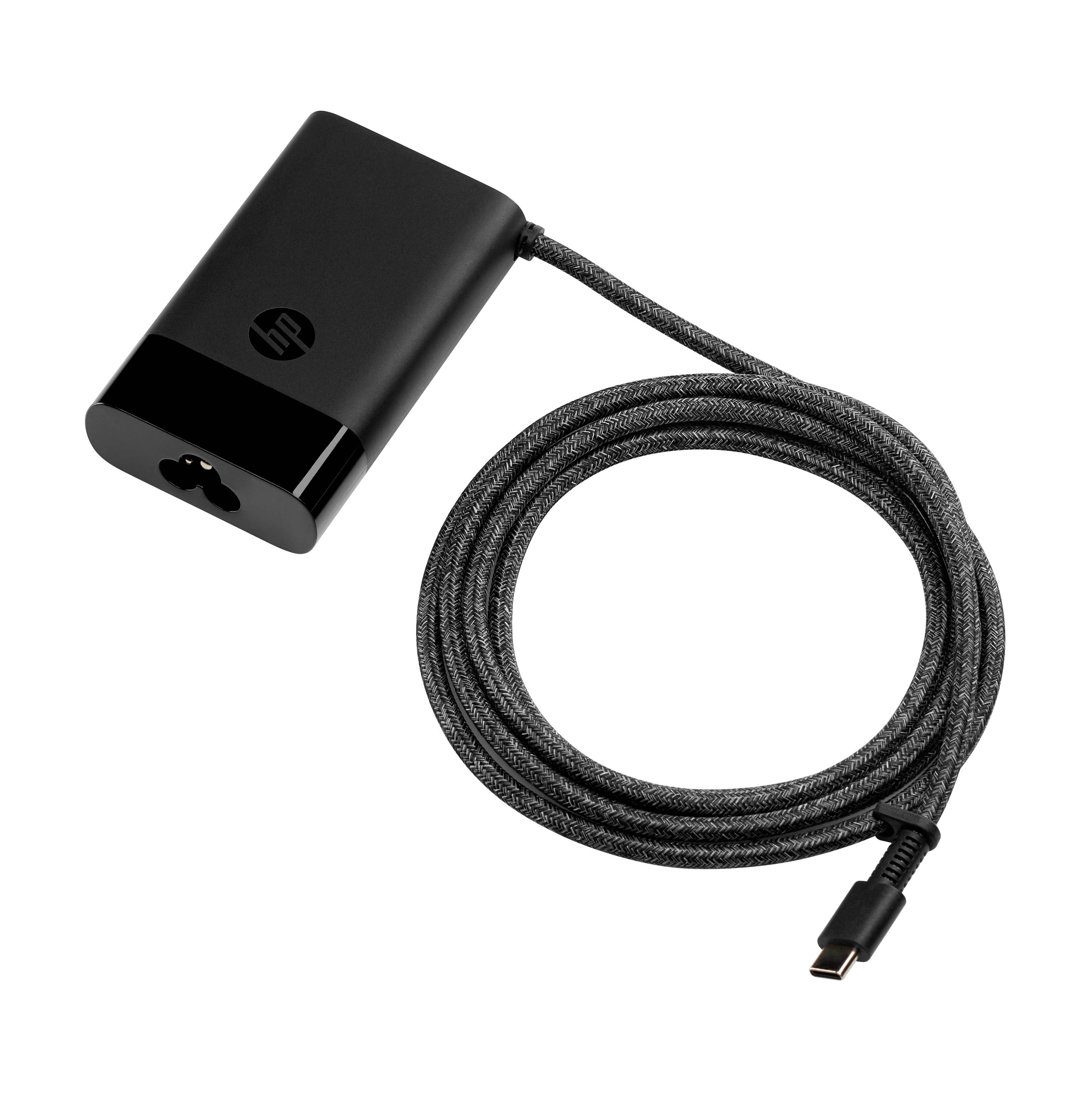 Czarna ładowarka HP z przyłączonym zwiniętym kablem ładującym USB-C na białym tle.