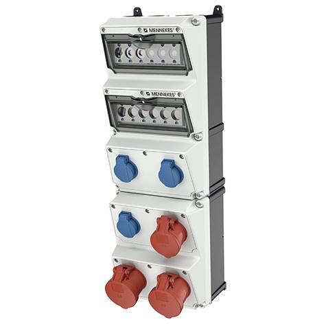 Spiętrzony panel gniazd elektrycznych przemysłowych z wieloma chronionymi wyjściami, w tym niebieskimi i czerwonymi złączami zasilaczy na białej obudowie.