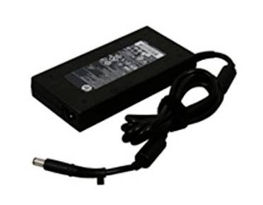 Czarna zasilacz do laptopa z dołączonym zwiniętym kablem i złączem baryłkowym na białym tle.