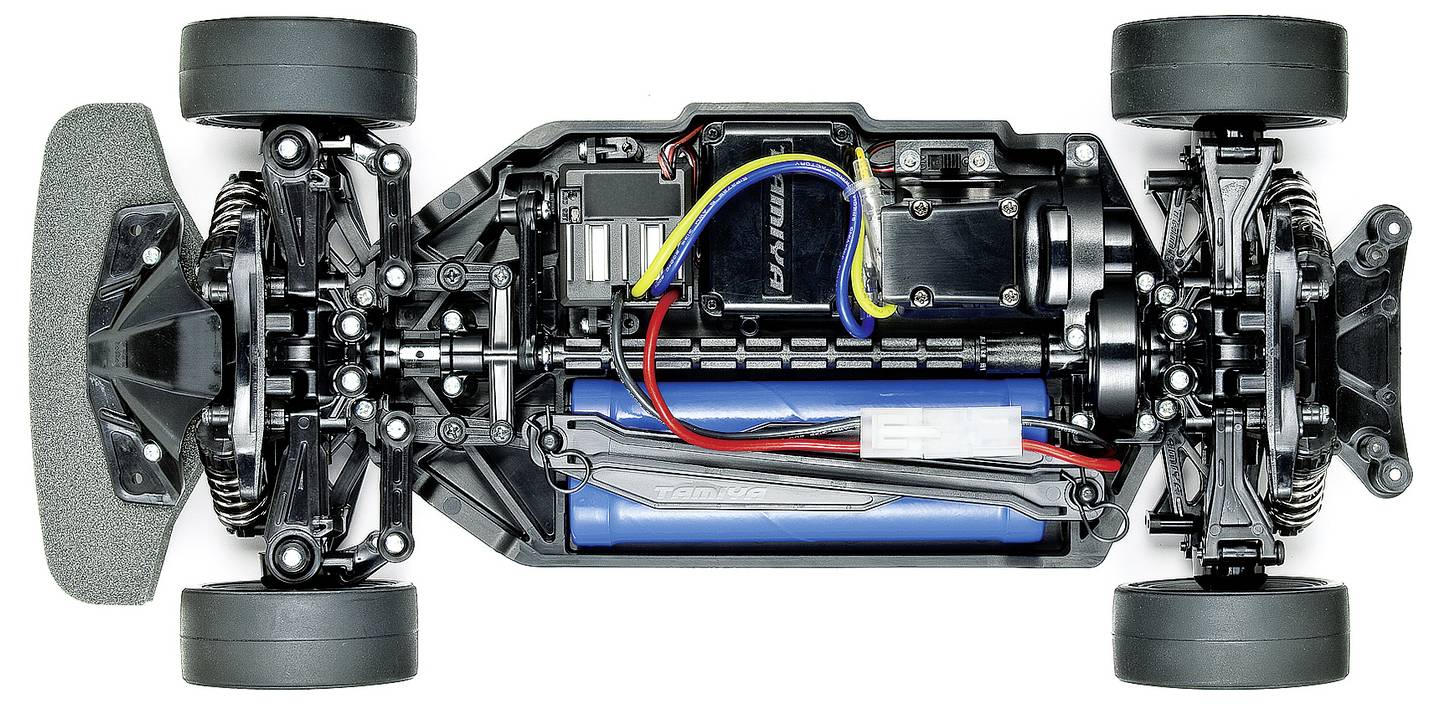 Widok z góry na шassis samochodu RC pokazujący wewnętrzny układ mechaniczny, silnik, pakiet baterii, okablowanie, zawieszenie i cztery koła.