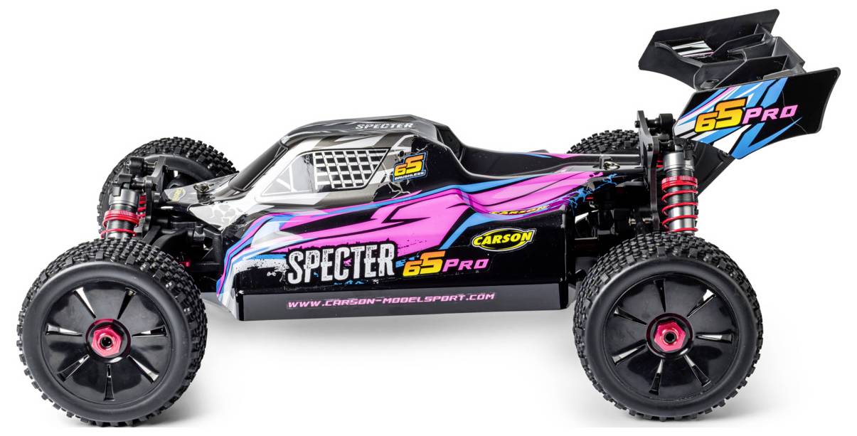 Widok z boku czarno-różowego samochodu RC `Specter 6S Pro` do jazdy w terenie z dużymi kołami o grubych bieżnikach i tylnym skrzydłem na białym tle.