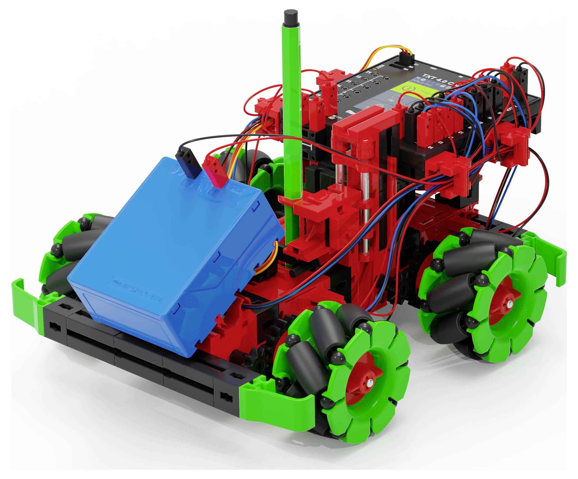 Kolorowy mały robot na kółkach z widoczną elektroniką i okablowaniem, noszący niebieski komponent w kształcie pudełka na białym tle.