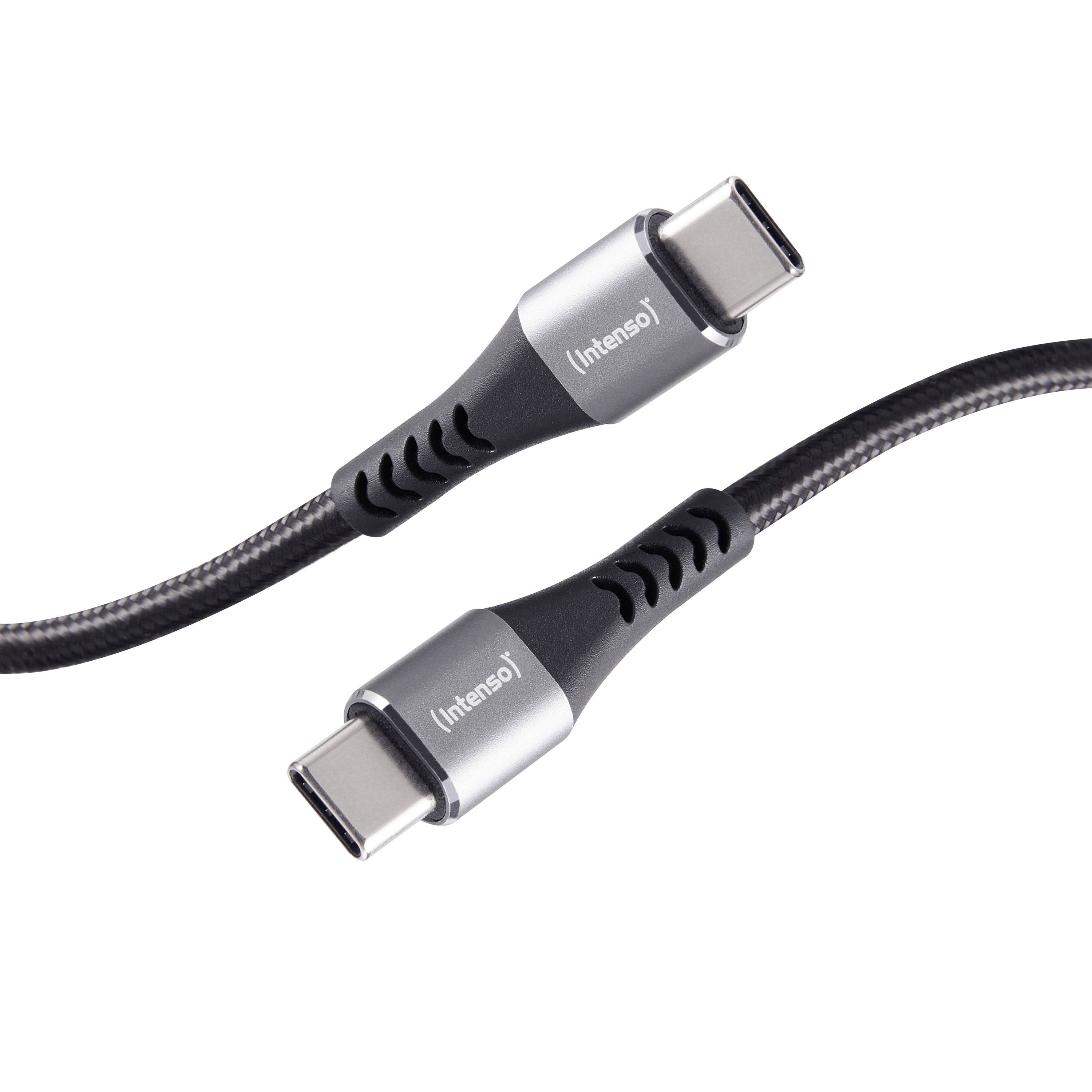 Zbliżenie czarnego kabla USB-C z metalowymi złączami oznaczonymi Intenso na białym tle.