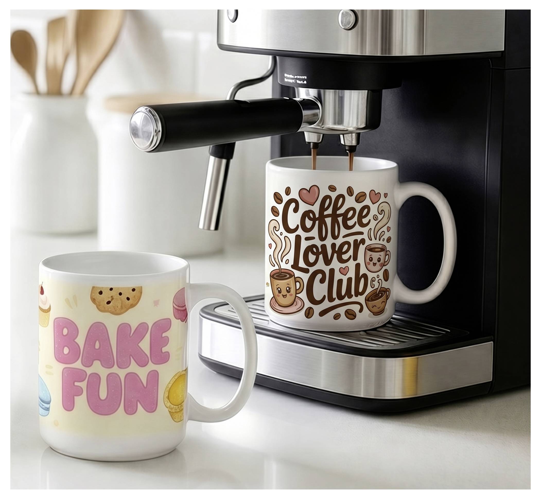 Ekspres do kawy napełnia kubek „Coffee Lover Club" obok dekoracyjnego kubka „Bake Fun" na blacie kuchennym.