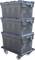 Trzy ułożone na sobie szare pudła magazynowe na wózku transportowym, przydatne do przewozu lub przechowywania.