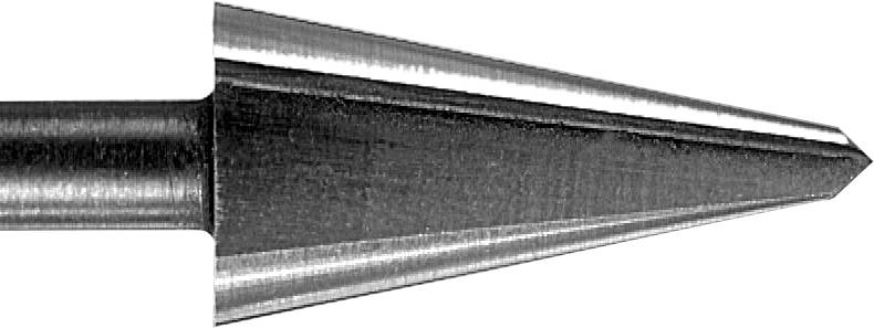 Czubek wiertła metalowego o kształcie stożkowym, błyszczącej powierzchni i drobnej strukturze, na białym tle.
