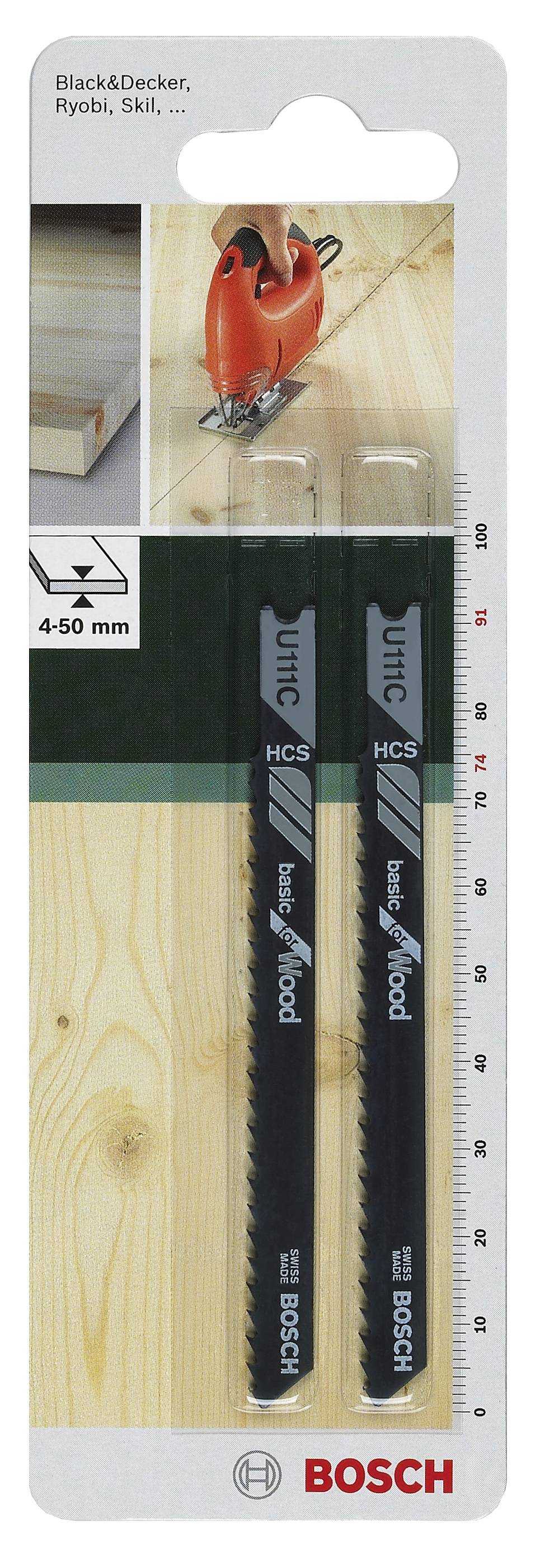 'Brzeszczoty Bosch do wyrzygarek do drewna, 4–50 mm. Ilustracja przedstawia dwie piły w opakowaniu oraz wyrzynarkę podczas pracy na desce drewnianej.'