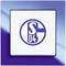 Kwadratowy włącznik światła z niebieską ramką. Logo drużyny piłkarskiej Schalke 04 na środku włącznika.