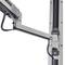 Ramię obrotowe z systemem zarządzania kablami, zamontowane na pionowym wsporniku. Logo marki widoczne na uchwycie.