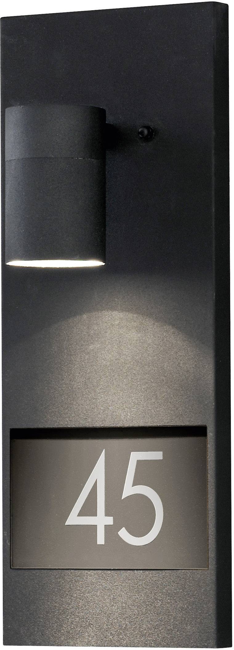 Czarna lampa zewnętrzna oświetlająca numer domu '45'.