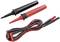 Dwie sondy pomiarowe, jedna czerwona i jedna czarna, połączone przewodem. Są używane w testach elektrycznych.