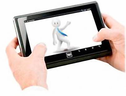 Osoba trzyma tablet, na którym widać animowaną postać w krawacie, która zdaje się wykonywać gest powitania.