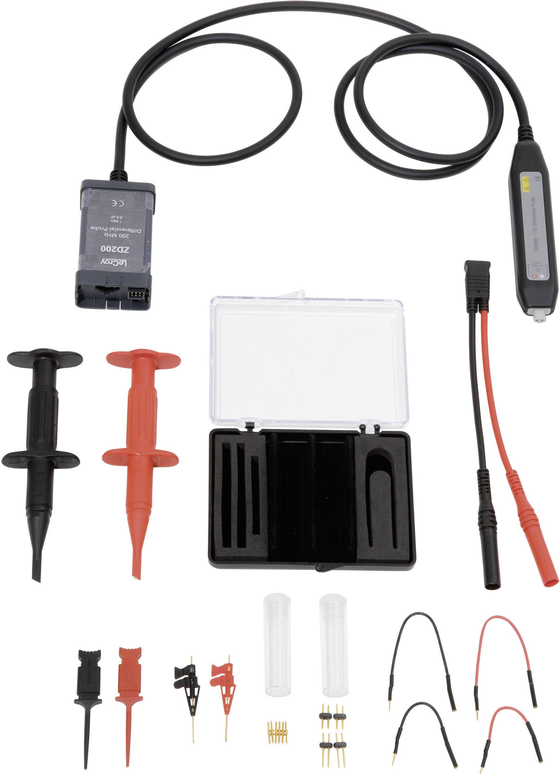 Różne elektroniczne narzędzia pomiarowe i elementy wyposażenia, w tym miernik z kablami, przewodami pomiarowymi, zaciskami i adapterami wtyczkowymi.