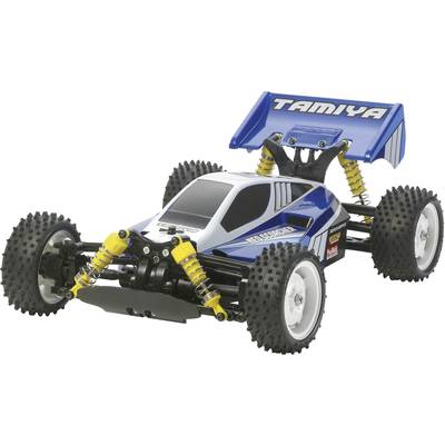 Niebieski, zdalnie sterowany buggy z dużymi kołami i żółtymi amortyzatorami, oznaczony napisem 'Tamiya' na spoilerze.