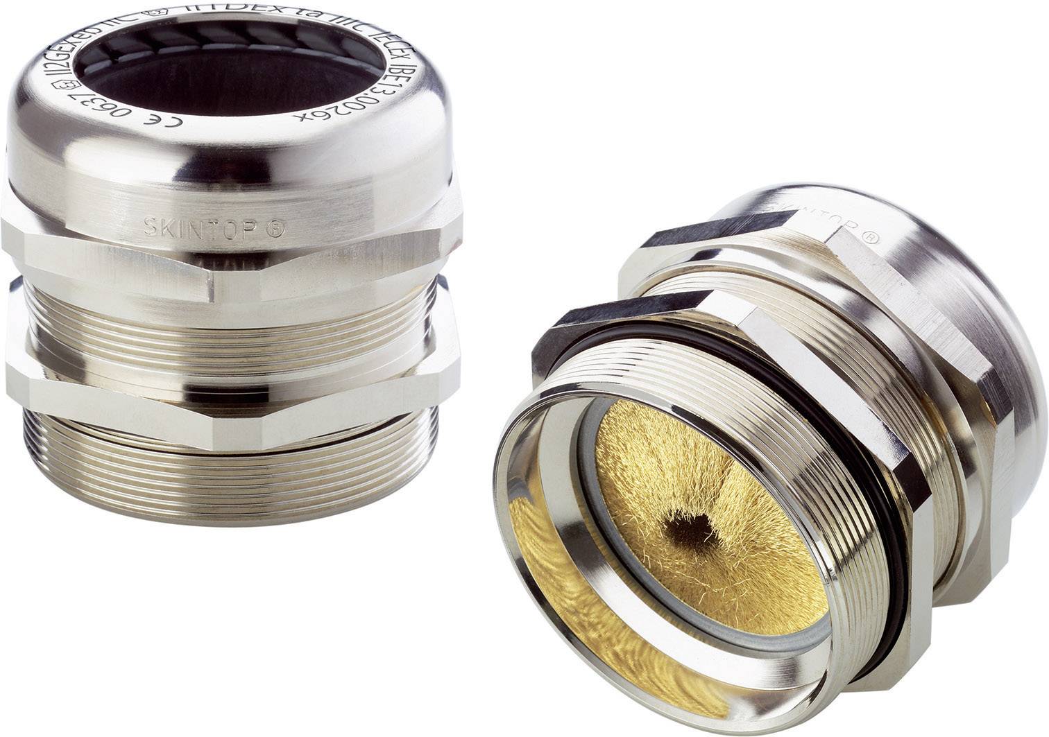 Dwie metalowe dławnice kablowe, o kształcie cylindrycznym, sfotografowane częściowo w zbliżeniu. Są stosowane w instalacjach elektrycznych.