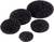 Pięć czarnych, okrągłych podkładek filcowych w różnych rozmiarach na jasnym tle. Są one często stosowane pod meblami, aby chronić podłogi.